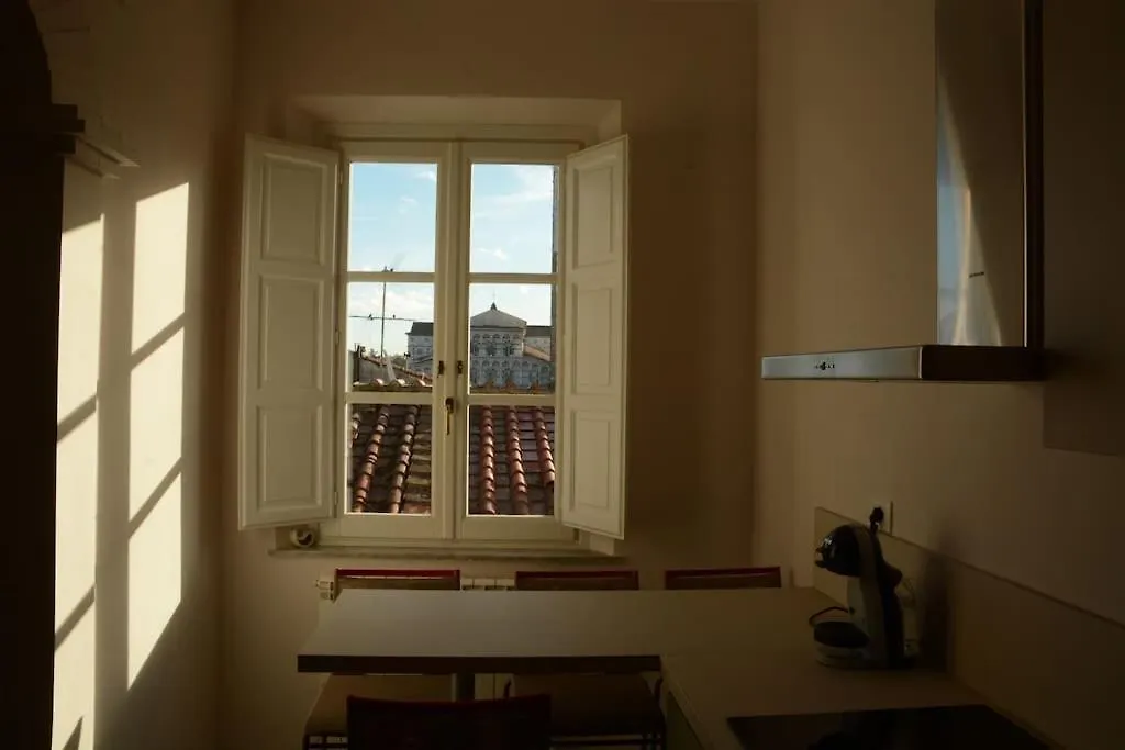 Apartment Giglio E Tulipani - Appartamento In Centro Con Splendidi Affacci Lucca Italy